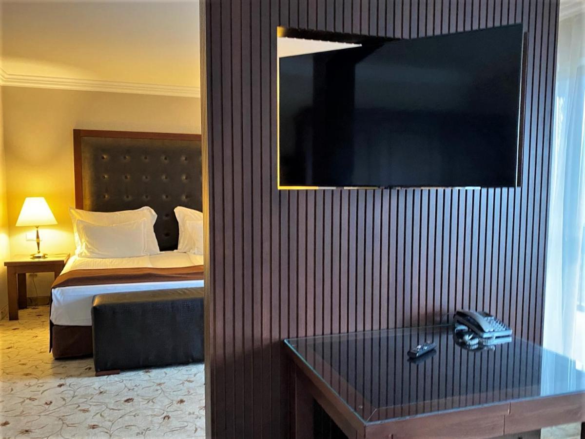 ולינגראד Maxi Park Hotel & Spa מראה חיצוני תמונה A television in a hotel room